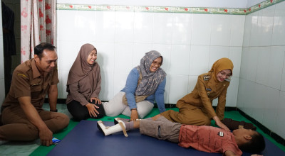 Mbak Vinanda Kunjungi Rumah Warga Disabilitas, Beri Bantuan dan Semangat Mbak Vinanda Kunjungi Rumah Warga Disabilitas, Beri Bantuan dan Semangat
