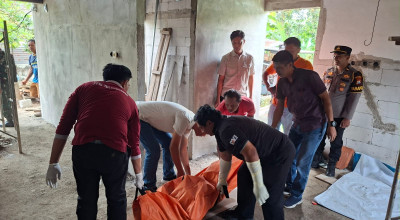 Berniat Tolong Temannya, Tukang Bangunan di Tulungagung Tewas Kesetrum Berniat Tolong Temannya, Tukang Bangunan di Tulungagung Tewas Kesetrum