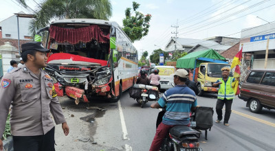 Kecelakaan Maut di Tulungagung, 2 Pemotor Tewas Dihantam Bus Harapan Jaya Kecelakaan Maut di Tulungagung, 2 Pemotor Tewas Dihantam Bus Harapan Jaya