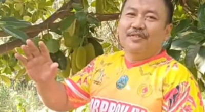 Aksi Bercocok Tanam Ketua Golkar Jatim Tuai Respon Warganet Aksi Bercocok Tanam Ketua Golkar Jatim Tuai Respon Warganet