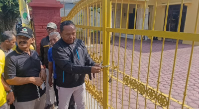Kader Partai Golkar Tulungagung Segel Pagar Kantor DPD Kader Partai Golkar Tulungagung Segel Pagar Kantor DPD