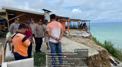 Longsor Terjadi di Area JLS Tulungagung Sebabkan Dua Warung Rusak Longsor Terjadi di Area JLS Tulungagung Sebabkan Dua Warung Rusak