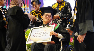 Hampir Menyerah, Mahasiswa Difabel UM Surabaya Ini Raih Mimpi Berkat Sosok Ini Hampir Menyerah, Mahasiswa Difabel UM Surabaya Ini Raih Mimpi Berkat Sosok Ini