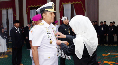 Jer Basuki Mawa Beya, Pangkoarmada II Dianugerahi Lencana Emas HUT ke-80 Jatim Jer Basuki Mawa Beya, Pangkoarmada II Dianugerahi Lencana Emas HUT ke-80 Jatim