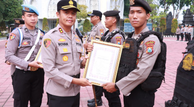 Kapolres Gresik Beri Penghargaan 25 Personel dan Warga, Ini Prestasinya Kapolres Gresik Beri Penghargaan 25 Personel dan Warga, Ini Prestasinya