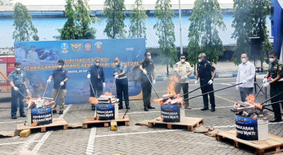 Bea Cukai Jatim Musnahkan Jutaan Rokok Ilegal, Kerugian Negara Capai Miliaran Ru Bea Cukai Jatim Musnahkan Jutaan Rokok Ilegal, Kerugian Negara Capai Miliaran Ru