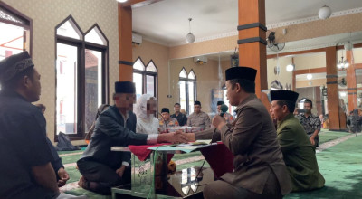 Tahanan Kasus Narkoba Melangsungkan Akad Nikah di Masjid Polres Blitar Tahanan Kasus Narkoba Melangsungkan Akad Nikah di Masjid Polres Blitar