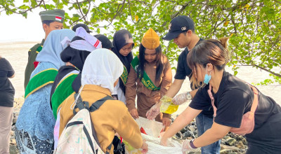 Waringin Hospitality Gotong Royong Bersihkan Pantai Kenjeran Surabaya