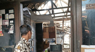 Atap Rumah Roboh di Bubutan Surabaya, 6 Orang Selamat