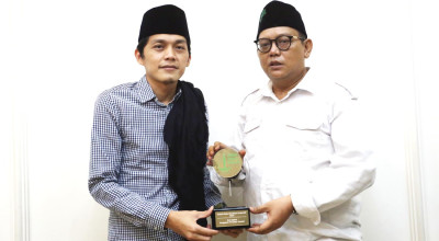 Gus Iqdam Sentil Tuduhan Feodal Santri ke Kiai Saat Terima Penghargaan FJN