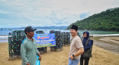 Jaga Ekosistem Laut, DKP Provinsi Jatim Tenggelamkan Rumah Ikan di Trenggalek