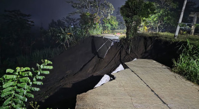 Akses Jalan Penghubung Desa di Tulungagung Putus Karena Longsor