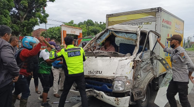 Kurang Konsentrasi, Truk Box Tabrak Motor dan Hantam Tronton di Tulungagung