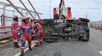 Mobil Boks Terguling di Jembatan Suramadu, Dua Orang Terluka