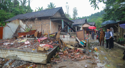 Bupati Trenggalek Ziarahi Makam Korban Longsor, Ini Pesannya Untuk Warga