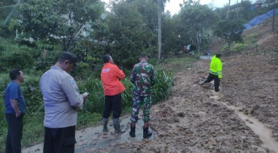 Longsor Tutup Akses Utama Tulungagung-Trenggalek Via Pagerwojo