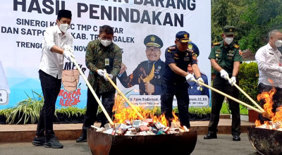 DJBC dan Pemkab Trenggalek Musnahkan Miras dan Rokok Ilegal Hasil Razia Petugas