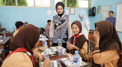 Mbak Vinanda Tinjau MBG di SMPN 8 Kota Kediri, Pastikan Menu Higienis dan Bergizi