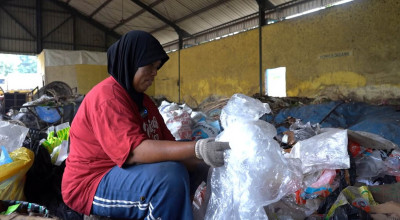 Ngeri! Perempuan Pemilah Sampah di Gresik Rentan Bahan Kimia Plastik