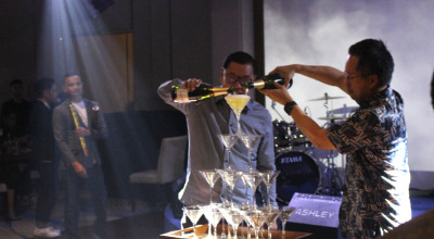 Hangout Asyik di Surabaya, RHYTHM Lounge & Bar Hadirkan Suasana Nostalgia