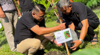 Hotel Santika Tandai Hari Pohon Sedunia dengan Penanaman di Surabaya