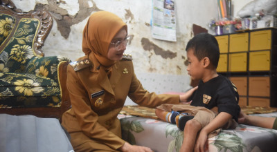Mbak Vinanda Salurkan BLT MAPAN Kategori ODKB Langsung ke Rumah Penerima