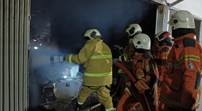 Korsleting Kulkas Picu Kebakaran Kantor JNT di Wonocolo Surabaya