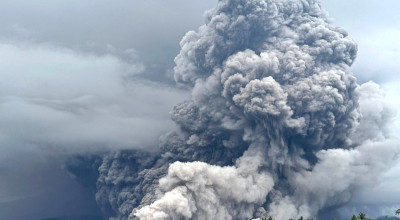 Menakar Nyali, Menepis Hoaks: Seni Bertahan Hidup di Negeri Cincin Api