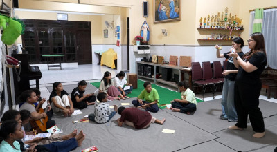 FIKOM UC Berbagi di Panti Asuhan, Kenalkan Iman Lewat Cara yang Menyenangkan