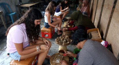 Foto: Turis Asing Jatuh Hati pada Gerabah Lombok
