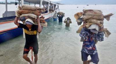 Foto: Jejak Keringat di Fondasi Gili Trawangan