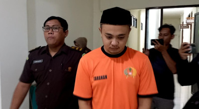Jalani Sidang Perdana, Terdakwa Penganiayaan Guru SMP di Trenggalek Terima Dakwaan JPU