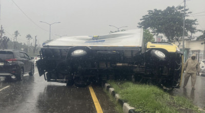 Truk Muatan Ayam dan Cumi Terguling di Kedung Cowek, Tim Rescue Pasarturi Evakuasi Cepat