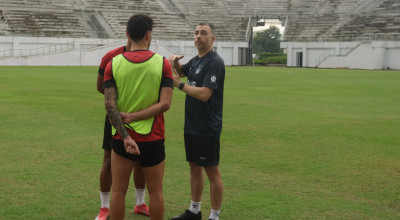 Fokus Perbaikan Tim, Marcos Reina Pimpin Latihan Perdana Persik Kediri