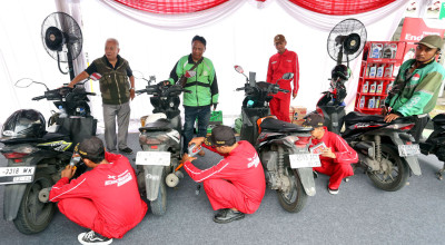Foto: Potret Kesibukan Servis Oli Gratis Pertamina untuk Driver Ojol di Surabaya