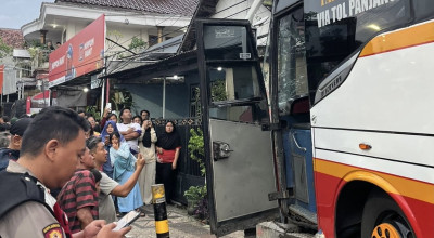 Bus Harapan Jaya Ngeblong di Simpang Muning Kediri, Tabrak Mobil hingga Rumah
