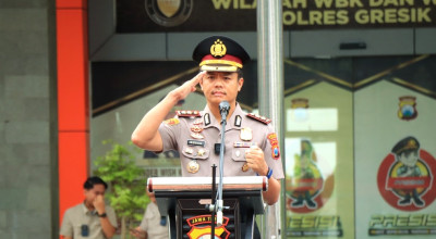 Momen Haru saat Kapolres Gresik AKBP Rovan Richard Mahenu Pimpin Apel Terakhir
