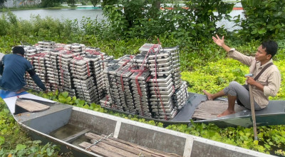Banjir Makin Parah, Penyaluran MBG di Lamongan Gunakan Perahu