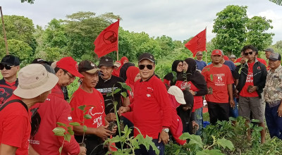 PDI Perjuangan Jember Tanam Pohon, Lambang Terciptanya Manusia Dengan Alam