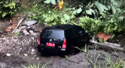 Tebing Longsor, Mobil Plat Merah Pemkab Jember Terseret ke Sungai
