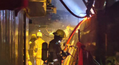 6 Petak Rumah di Kawasan Padat Penduduk Jalan Peneleh Surabaya Terbakar