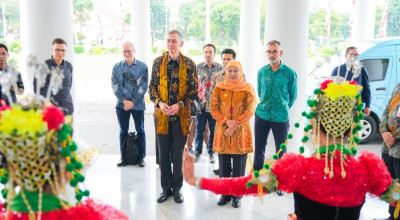 Khofifah Bahas Realisasi SRRL Surabaya - Sidoarjo dengan Jerman