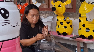 Keren, Perempuan di Tulungagung Ubah Limbah Galon Menjadi Pot Karakter
