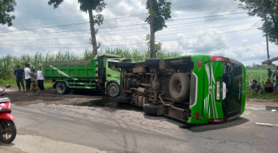 Minibus Muat Rombongan Santri Asal Kediri Terguling di Tulungagung