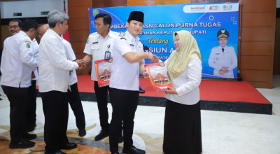 Bupati Trenggalek Serahkan SK Pensiun kepada 90 PNS