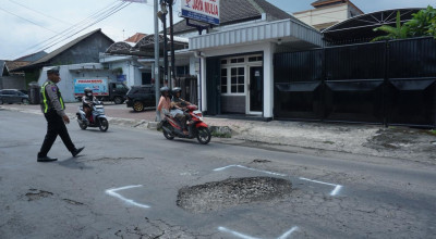 Waspada Musim Hujan, Satlantas Polres Kediri Tandai Titik Jalan Berlubang