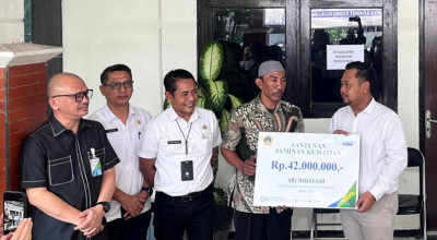 Pemkab Gresik dan BPJS Ketenagakerjaan Serahkan Santunan JKM untuk Pekerja Rentan