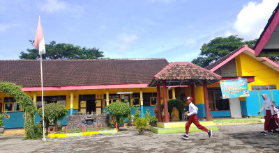 4 Orang Ngaku Ahli Waris Segel SDN Pecoro 2 Jember, Siswa Tertahan di Luar Gerbang