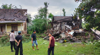 Diterjang Puting Beliung, Rumah Warga di Tulungagung Roboh Rata dengan Tanah
