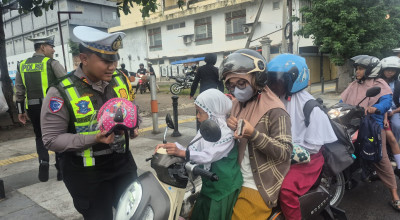 Dikira Razia, Pelajar dan Pengendara di Ponorogo Justru Dapat Helm hingga Cokelat